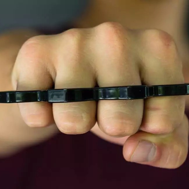 are brass knuckles illegal