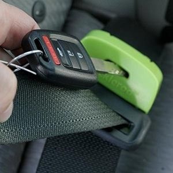 seat belt won't pull out jammed