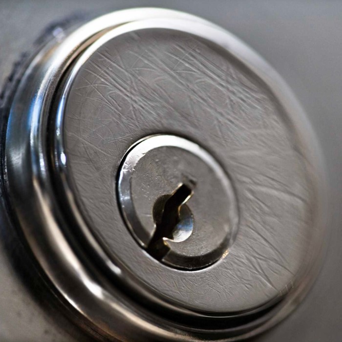 how to remove a deadbolt lock