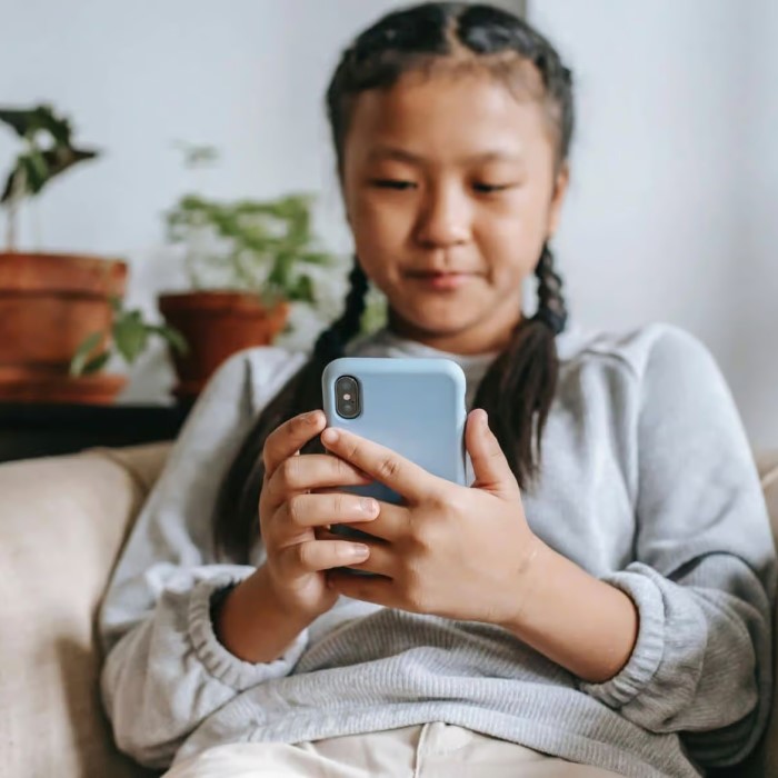 what age should kids get a phone