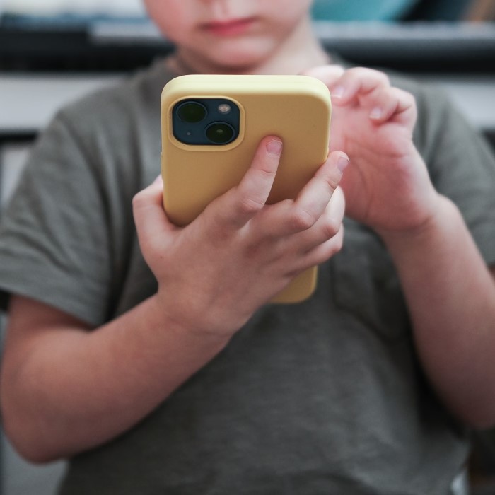 what age should kids get a phone